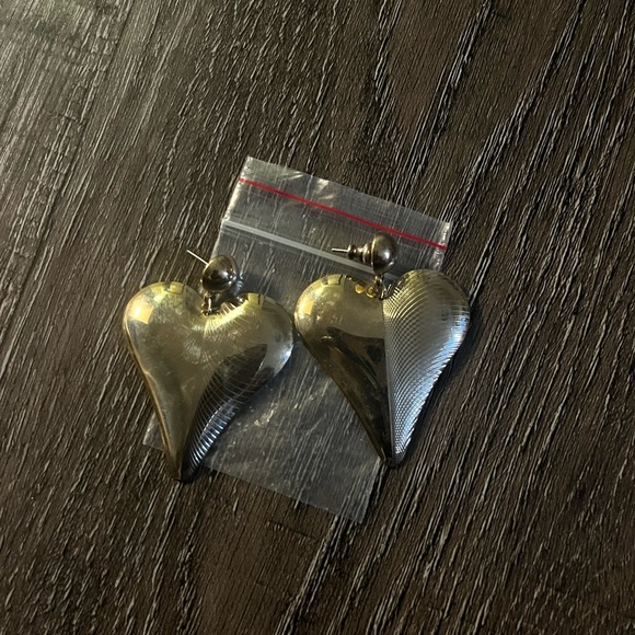 Must bundle with 3 atleast.
Gold tone Heart shaped earrings - Picture 1 of 3